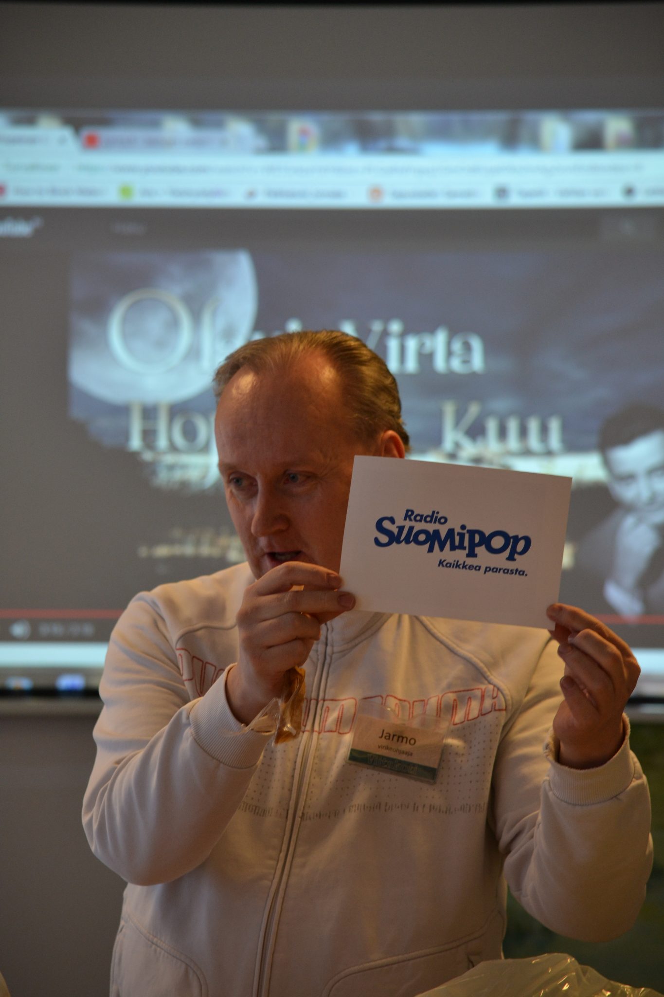 Virikeohjaaja Jarmo avasi Radio Sipmipopin lahjoittaman suukkalaatikon