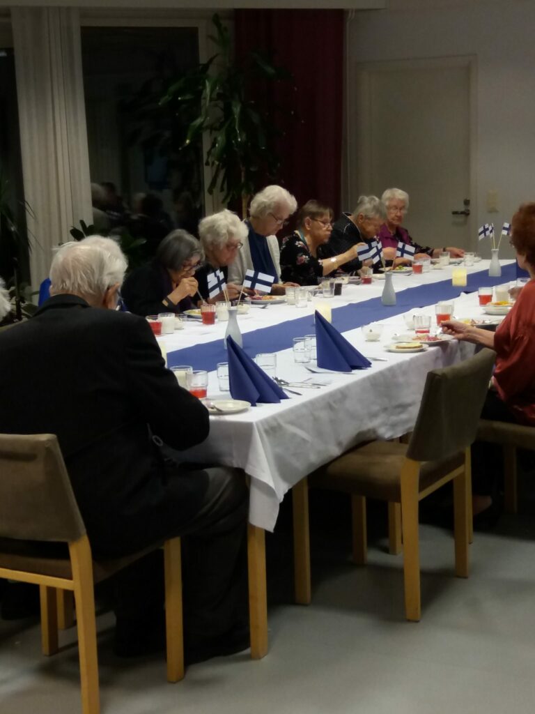 Juhlavieraat täyttivät pöydät